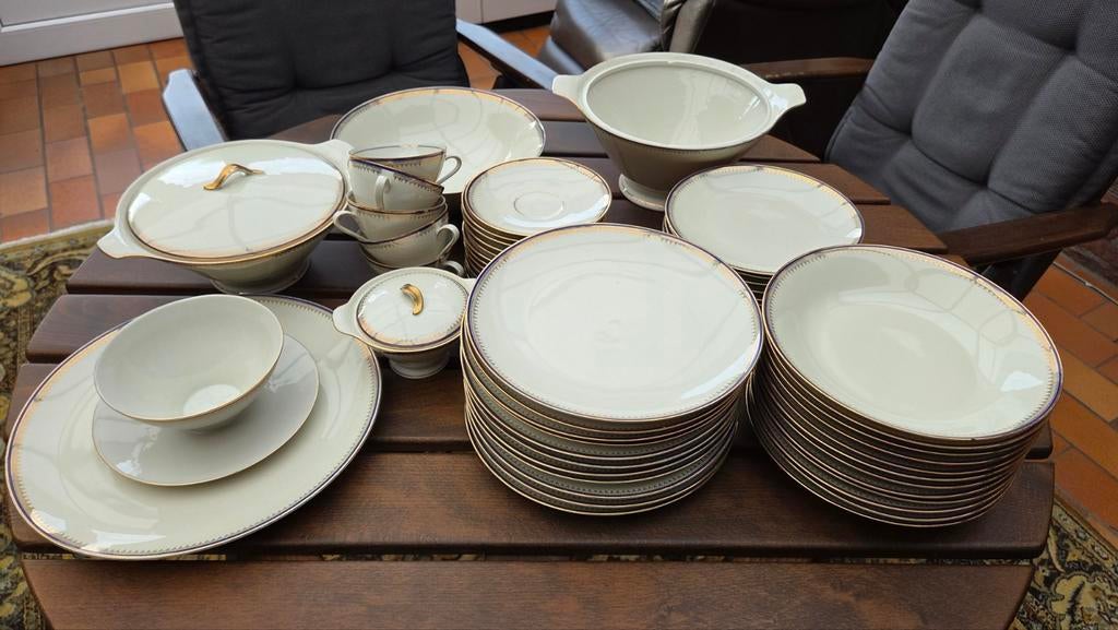 Servies uit 1960 met gouden randje, Ophalen