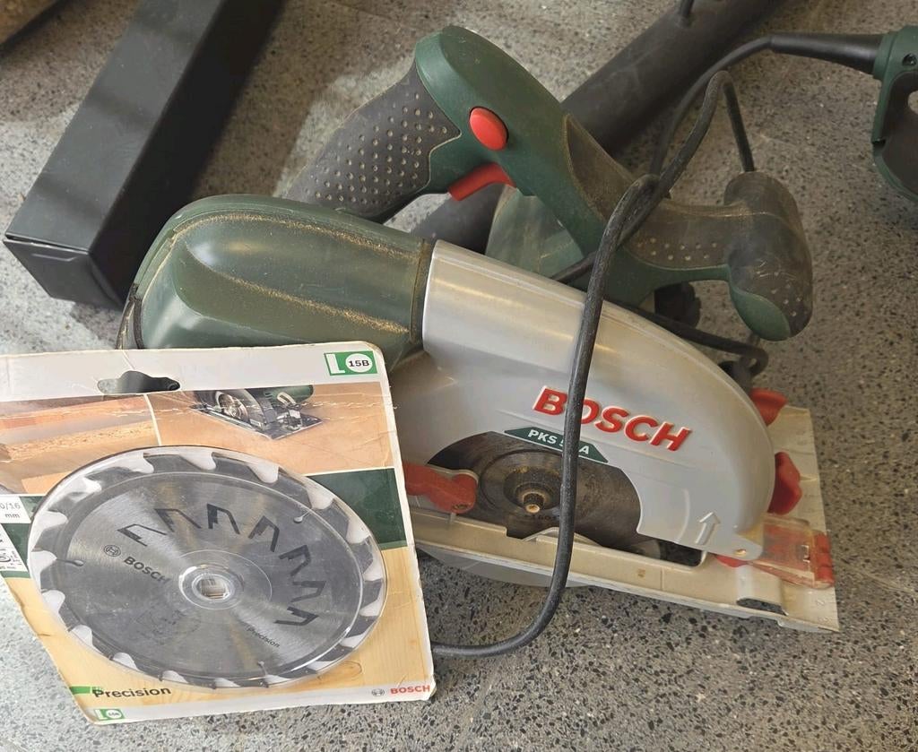 Bosch cirkelzaag met extra zaagblad, Ophalen