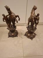 Twee standbeelden van man + paard, Enlèvement