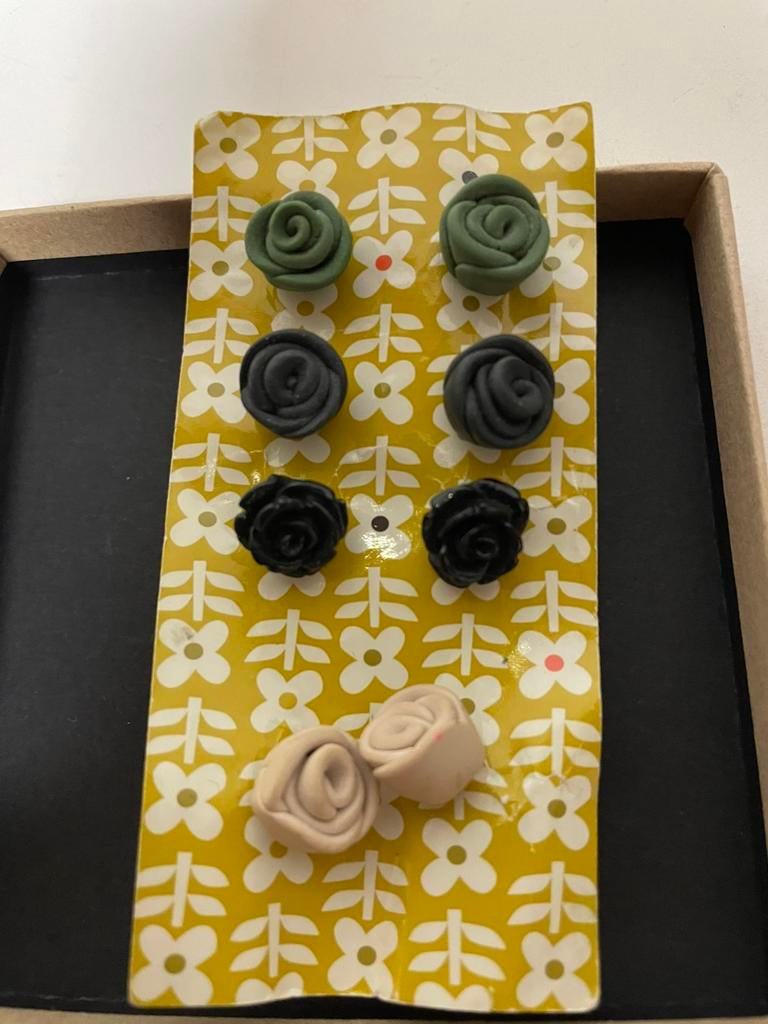 Vier sets roosjes oorbellen, Ophalen of Verzenden, Zo goed als nieuw