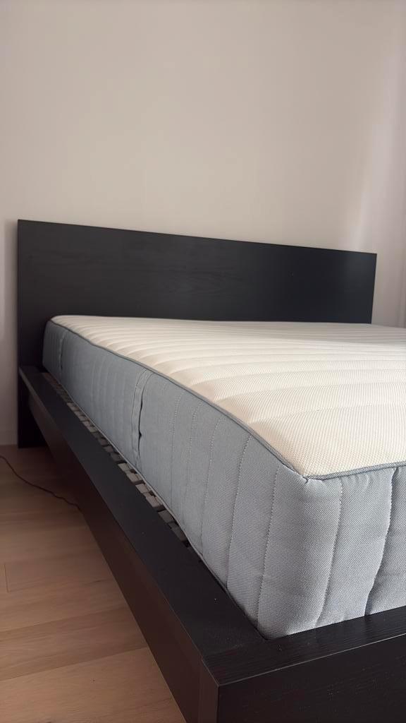 lit 200x220 + matelas, Maison & Meubles, Chambre à coucher | Lits, Comme neuf, Deux personnes, 180 cm, 200 cm, Bois, Noir, Enlèvement