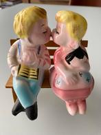 Vintage kussend koppeltje op bank peper-en zoutvaatje japan, Antiek en Kunst, Ophalen