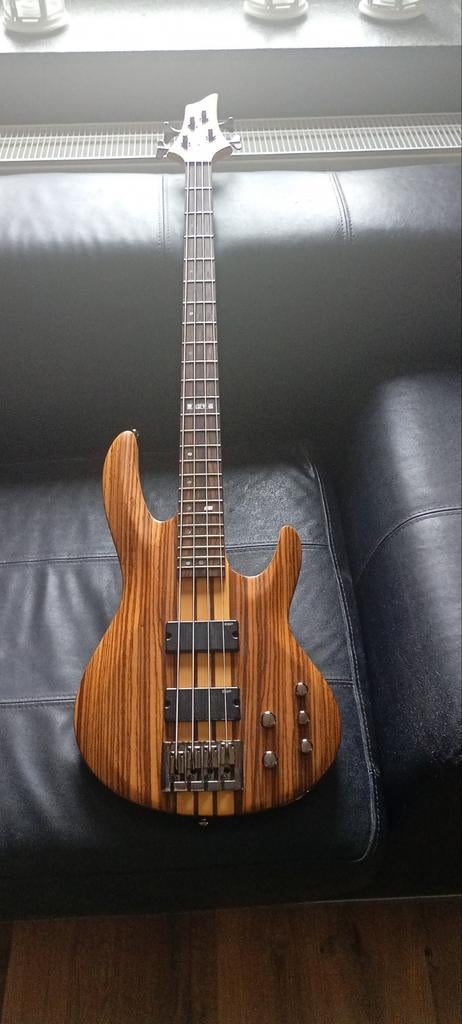 Basse électrique, Musique & Instruments, Instruments à corde | Guitares | Basses, Enlèvement, Comme neuf, Électrique