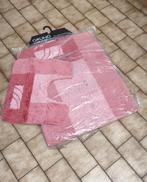 Tapis de bain 2 pièces - NEUF, Enlèvement ou Envoi, Neuf, Rose, Tapis de bain