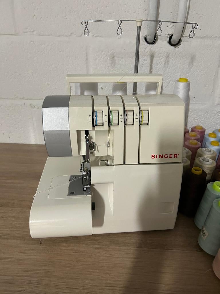 Overlockmachine met garen, Hobby en Vrije tijd, Naaimachines en Toebehoren, Ophalen, Zo goed als nieuw, Lockmachine, Singer