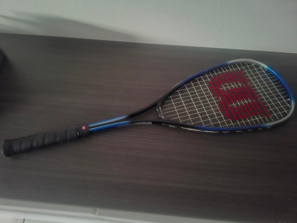 Wilson squashracket met balletje dubbele geel en hoes, Sports & Fitness, Squash, Avec housse, Enlèvement ou Envoi, Raquette, Home