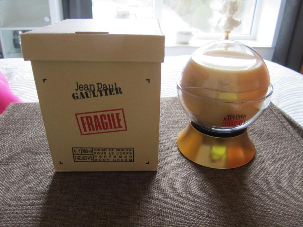 GAULTIER J-P FRAGILE Sucrier créme de parfum neuf, Collections, Envoi