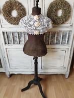 Antieke wespentaille paspop, Enlèvement