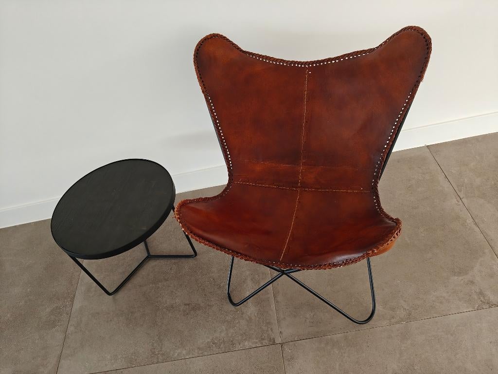 Design leder vlinderstoel met bijzettafel, Huis en Inrichting, Stoelen, Zo goed als nieuw, Eén, Leer, Metaal, Bruin, Ophalen