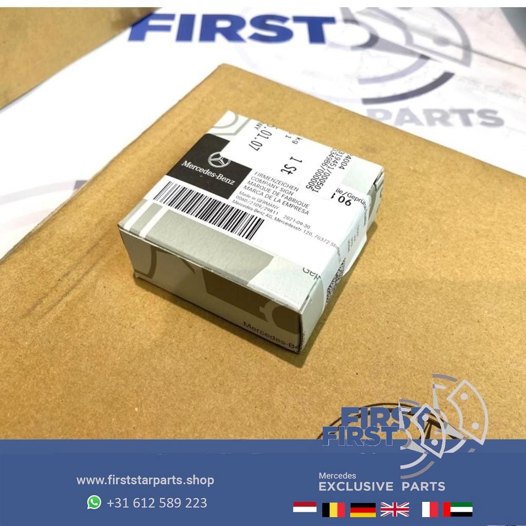 origineel Mercedes VOORBUMPER LOGO EMBLEEM ZWART AMG W176 W1, Gebruikt, -, Ophalen of Verzenden, -