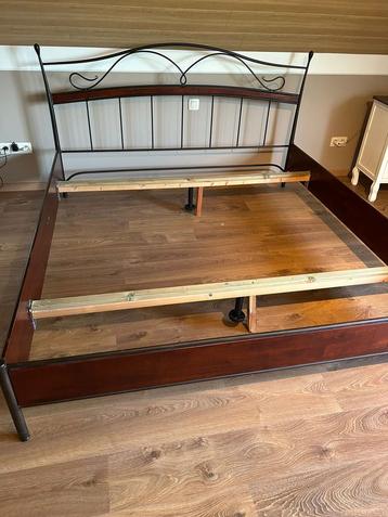 Bed 2 personen + Bank beschikbaar voor biedingen
