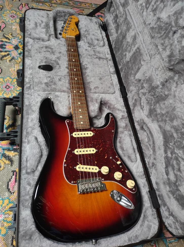 Fender American Pro II Stratocaster 3-Tone Sunburst, Muziek en Instrumenten, Snaarinstrumenten | Gitaren | Elektrisch, Fender