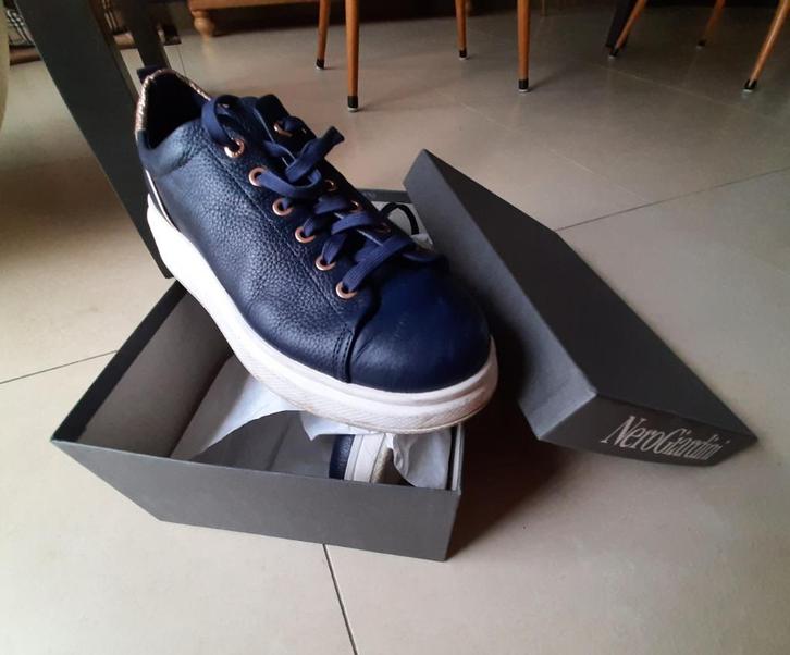 Te koop: Mooie blauwe lederen sneakers, 40, Kleding | Dames, Schoenen, Gedragen, Sneakers, Blauw, Ophalen of Verzenden