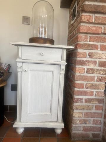 wit geverfd kastje beschikbaar voor biedingen