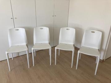 4 witte stoelen 