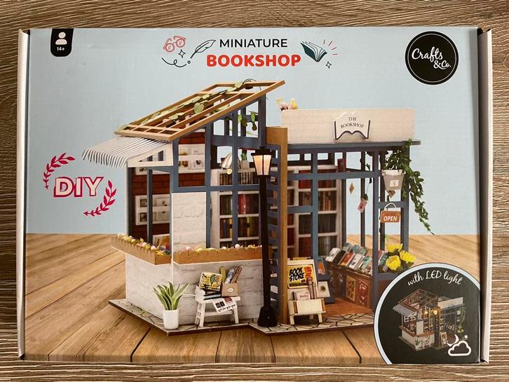Diy bookstore bouwpakket, Verzamelen, Poppenhuizen en Toebehoren, Zo goed als nieuw, Ophalen of Verzenden