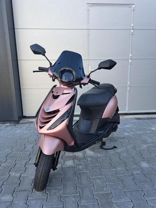 Trottinette Piaggio Zip 4T rose clair (version fumée), Vélos & Vélomoteurs, Scooters | Vespa, Comme neuf, Autres modèles, Classe B (45 km/h)