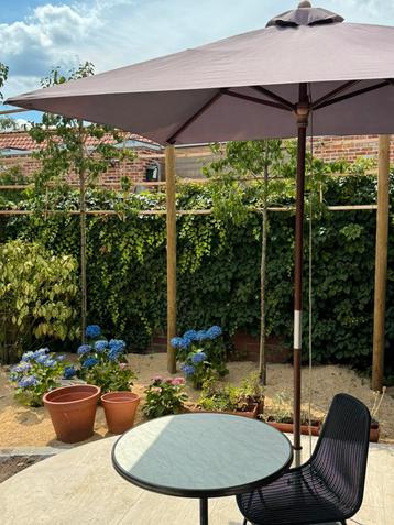 Parasol op voet beton beschikbaar voor biedingen