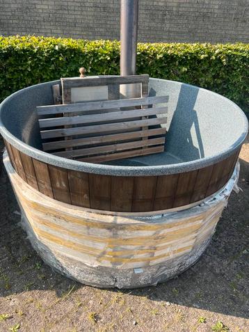 Gebruikte hottub - inbouw - interne kachel - inc bezorging beschikbaar voor biedingen