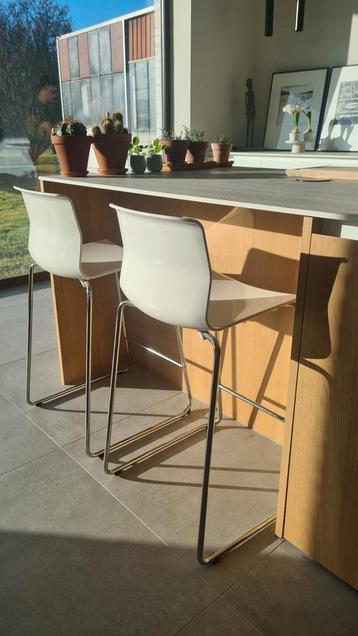 2 witte barkrukken - Glenn van Ikea, Huis en Inrichting, 2 krukken, Ophalen, Gebruikt, Kunststof