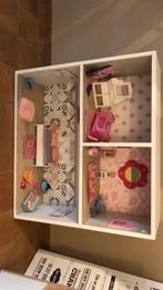 Maison de poupées en bois fait maison 80x80 + barbies, Enfants & Bébés, Jouets | Maisons de poupées, Enlèvement, Comme neuf, Maison de poupées