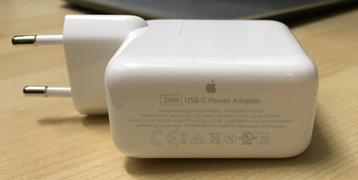Apple oplader en kabel beschikbaar voor biedingen