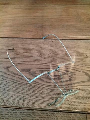 Lunettes anciennes de chirurgien. beschikbaar voor biedingen