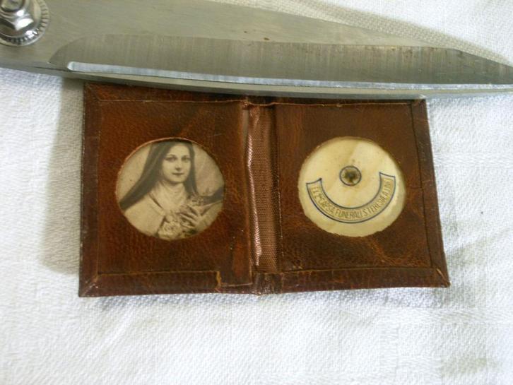 Relikwie van de Heilige Theresia in leren mapje., Verzamelen, Religie, Gebruikt, Christendom | Katholiek, Overige typen, Ophalen of Verzenden