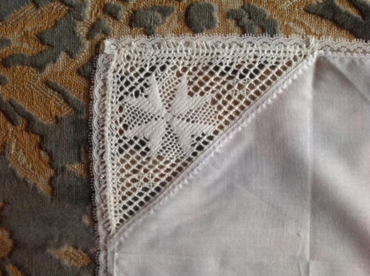 Pochet stoeferke uit Malta met wit geborduurde kant., Kleding | Heren, Stropdassen, Zo goed als nieuw, Met patroon, Wit, Ophalen of Verzenden