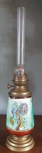 Lampe à pétrole en barbotine de la faïencerie de Nimy, Antiquités & Art, Antiquités | Céramique & Poterie, Enlèvement ou Envoi