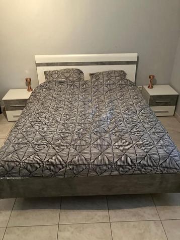 Volledig bed + nachtkastjes beschikbaar voor biedingen
