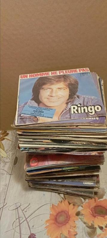 Lot de disques 33 tours et 45 tours. beschikbaar voor biedingen