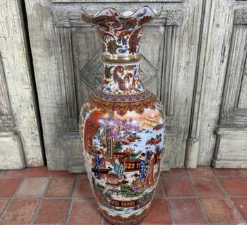 Antieke Chinese porseleinen vaas (met stempel) beschikbaar voor biedingen