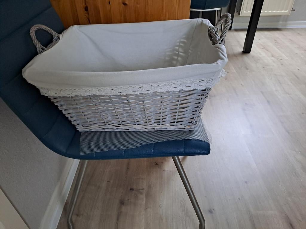 Rieten mand, Ophalen, Grijs