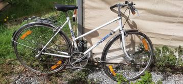 Vélo de ville blanc PLUM Vainqueur (10 vitesses) - Mixte disponible aux enchères