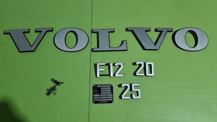 Volvo F12 vrachtwagen alu belettering, 70s, Verzamelen, Automerken, Motoren en Formule 1, Zo goed als nieuw, Ophalen of Verzenden