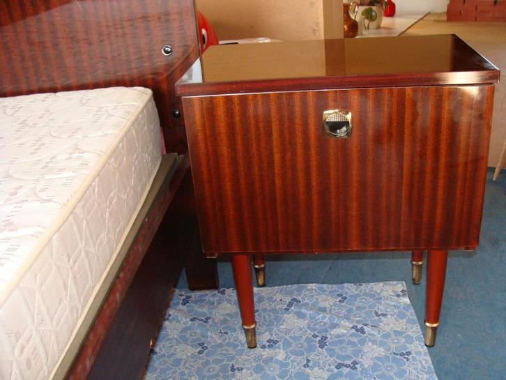 ancienne table de chevet en bois laqué verni, Antiquités & Art, Antiquités | Meubles | Armoires, Enlèvement