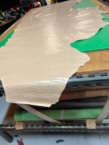 3 Beige  halve huiden 1.3mm dik  stug&glans A270/270-1/270-2 beschikbaar voor biedingen