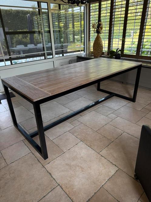 Tijdloze eettafel met eiken blad & modern metalen onderstel, Huis en Inrichting, Tafels | Eettafels, Gebruikt, 100 tot 150 cm