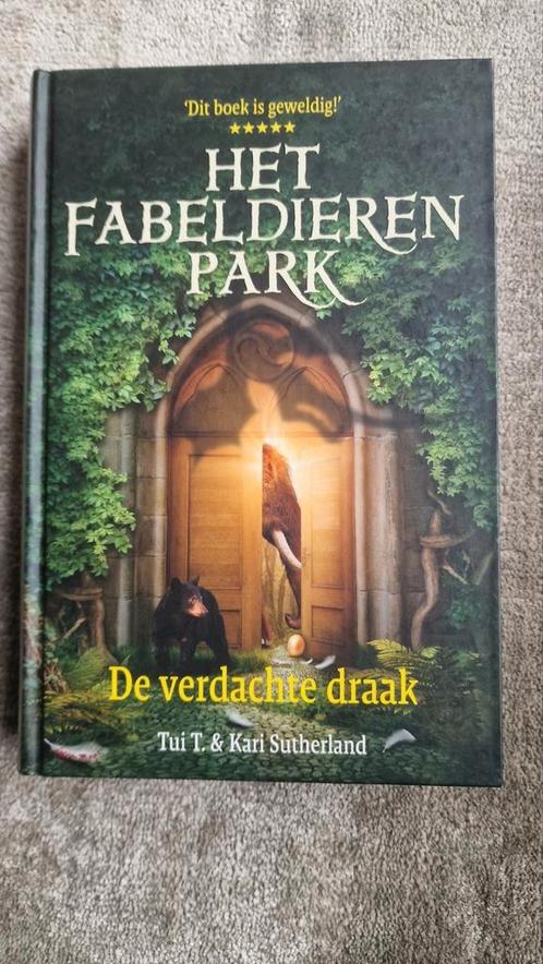 Tui Sutherland - De verdachte draak, Boeken, Kinderboeken | Jeugd | onder 10 jaar, Nieuw, Ophalen