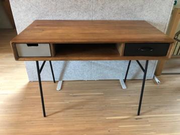 Massief houten en metalen vintage bureau beschikbaar voor biedingen