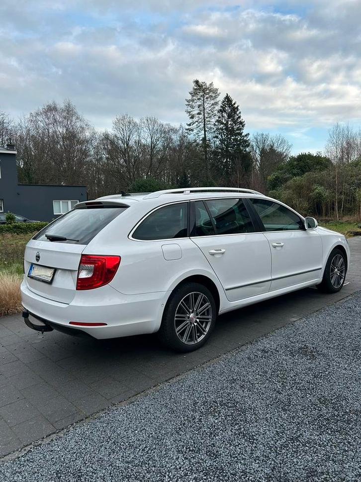 Skoda Superb Combi model 2015, Auto's, Skoda, Particulier, Superb, Navigatiesysteem, Zwart, Leder, Ophalen