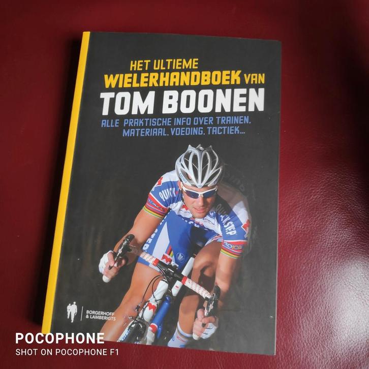 Johan Dillen - Het ultieme wielerhandboek van Tom Boonen, Boeken, Sportboeken, Zo goed als nieuw, Ophalen of Verzenden