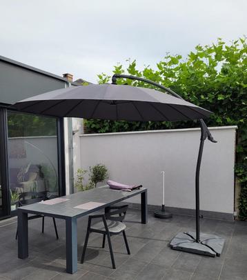 Zweefparasol met voet(en) en hoes - grijs (als nieuw) beschikbaar voor biedingen