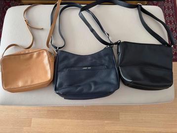 3 sacs de marque en cuir 1 noir , 1 bleu marine , 1 havane  beschikbaar voor biedingen