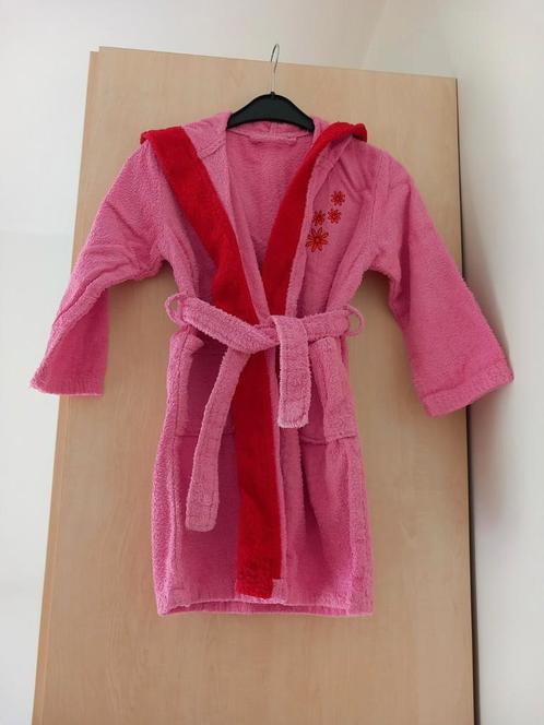Roze/rode badjas in badstof met bloemetjes maat 122/128, Enfants & Bébés, Vêtements enfant | Taille 128, Utilisé, Fille, Vêtements de nuit ou Sous-vêtements