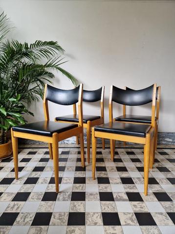 Set van vier vintage midcentury stoelen | retro beschikbaar voor biedingen