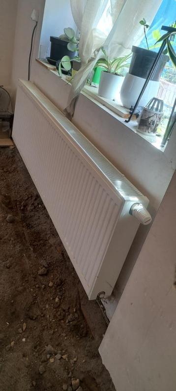 Radiator 180 x 50 T22 , met thermostatische kraan beschikbaar voor biedingen