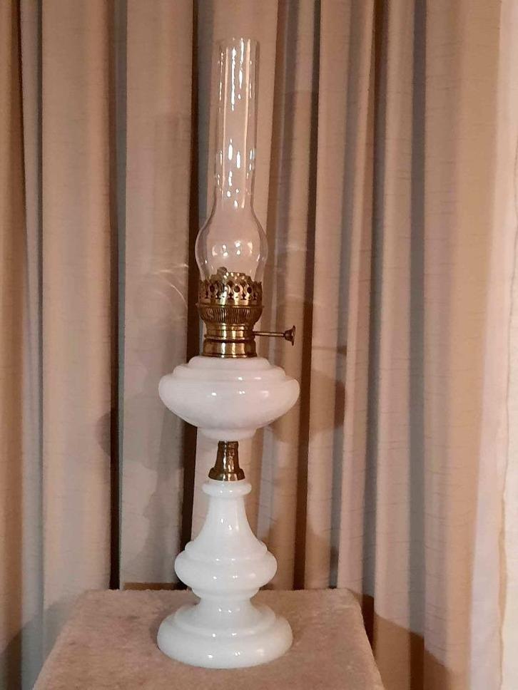 Prachtige oude opaline witte kristallen olielamp, Antiek en Kunst, Curiosa en Brocante, Ophalen