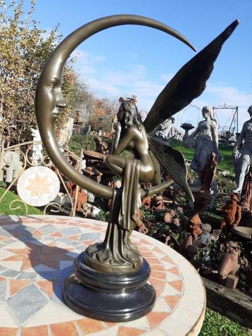 Bronzen beeld gesigneerd op een ronde marmeren sokkel beschikbaar voor biedingen